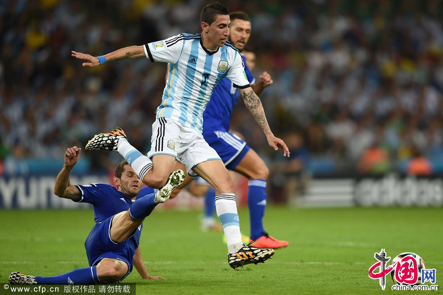 阿根廷中場迪瑪利亞在比賽中突破。