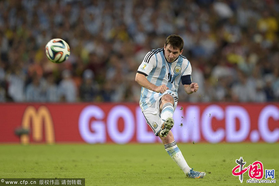 北京時間6月16日06:00(巴西當地時間15日19:00)，2014世界盃F組首輪一場比賽，梅西在比賽中射門。