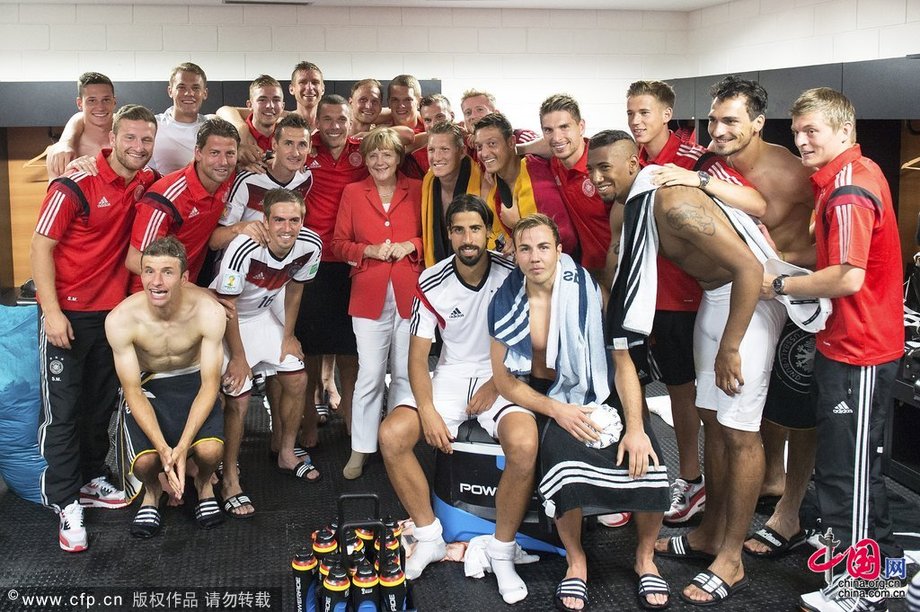 世界盃：默克爾更衣室內與德國隊員合影[圖]