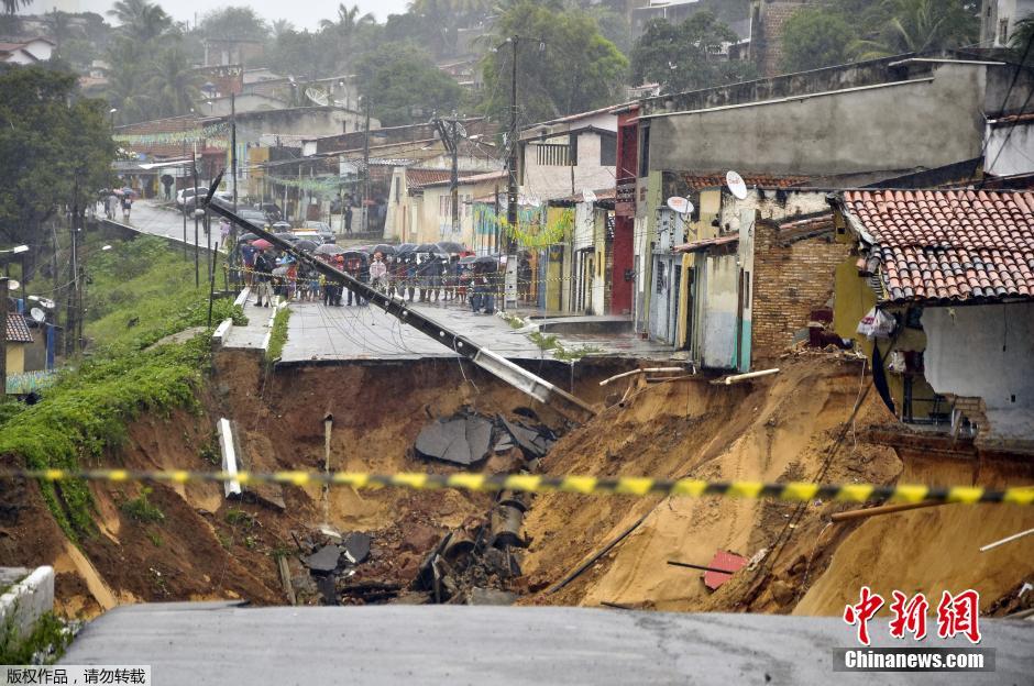 巴西世界盃主辦城市郊區發生山體滑坡 多間房屋被毀