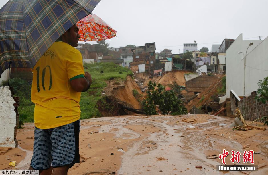 巴西世界杯主办城市郊区发生山体滑坡 多间房屋被毁