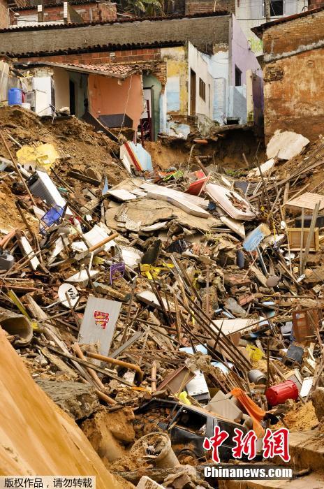 巴西世界杯主办城市郊区发生山体滑坡 多间房屋被毁