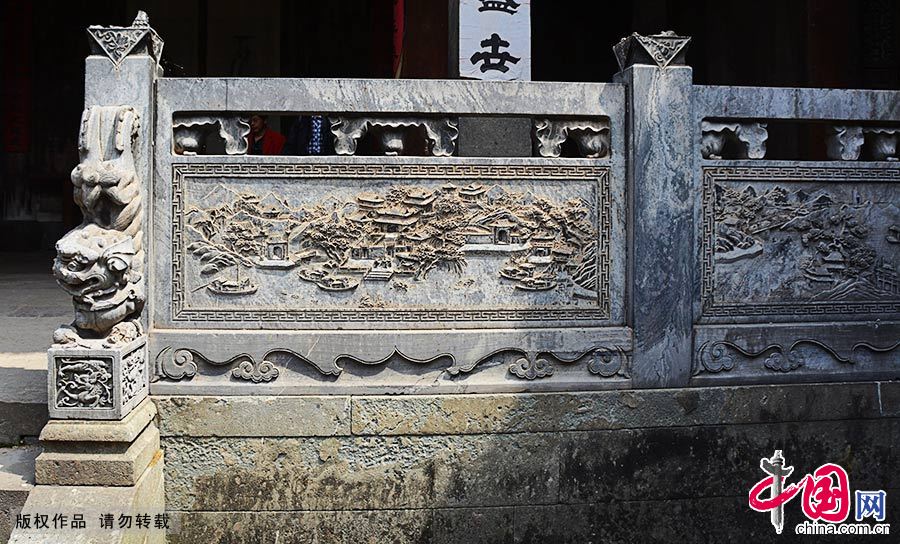 以杭州＂西湖十景＂为题材雕刻的石雕，制作者采用平面雕、浮雕为主，刀法融精致于古朴大方。