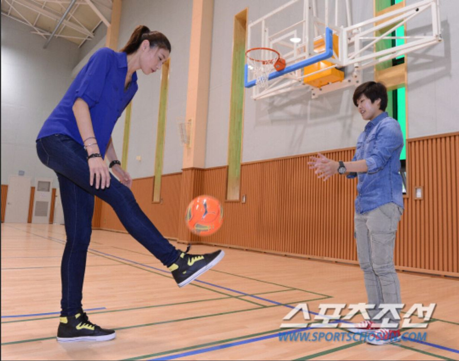 <em>排球</em>女星秀足球技艺 大长腿<em>女</em>汉子惹人爱(图)_