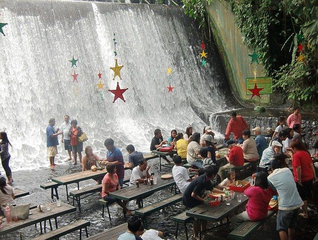 菲律賓瀑佈下的餐廳：愜意吃 痛快淋[組圖]