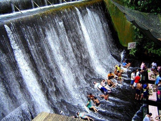 菲律宾瀑布下的餐厅：惬意吃 痛快淋[组图]