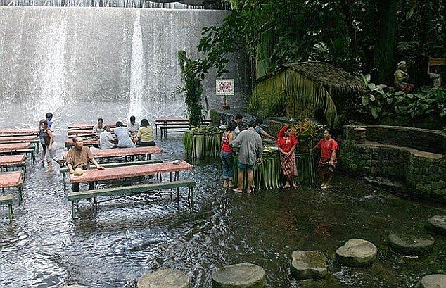 菲律宾瀑布下的餐厅：惬意吃 痛快淋[组图]