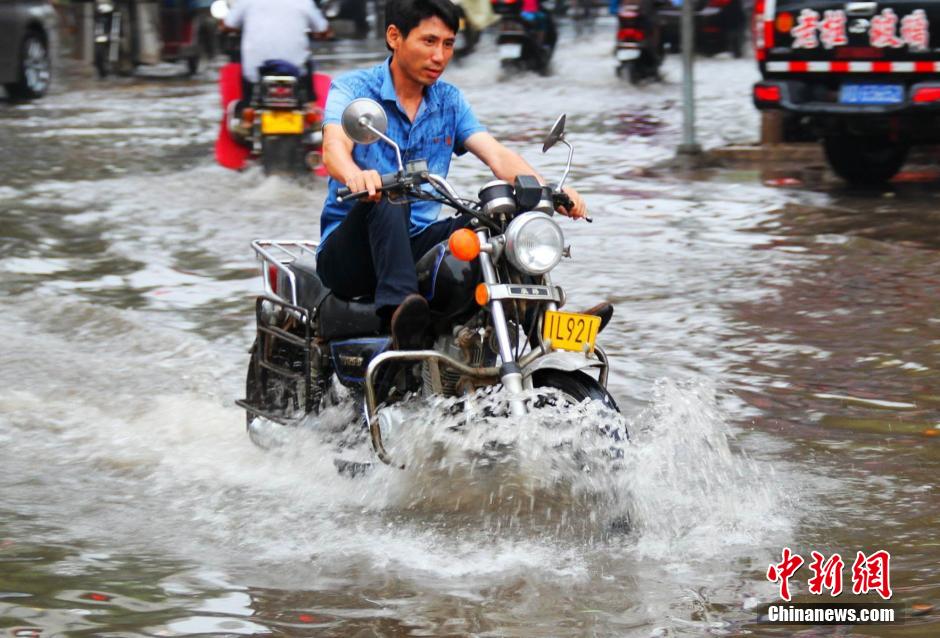 江西遂川遭暴雨襲擊 城區積水街道變“河流”