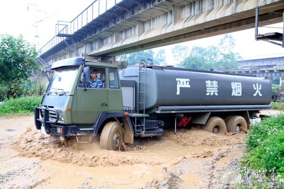 廣空司訓大隊上演特技駕駛 軍卡飛越斷橋