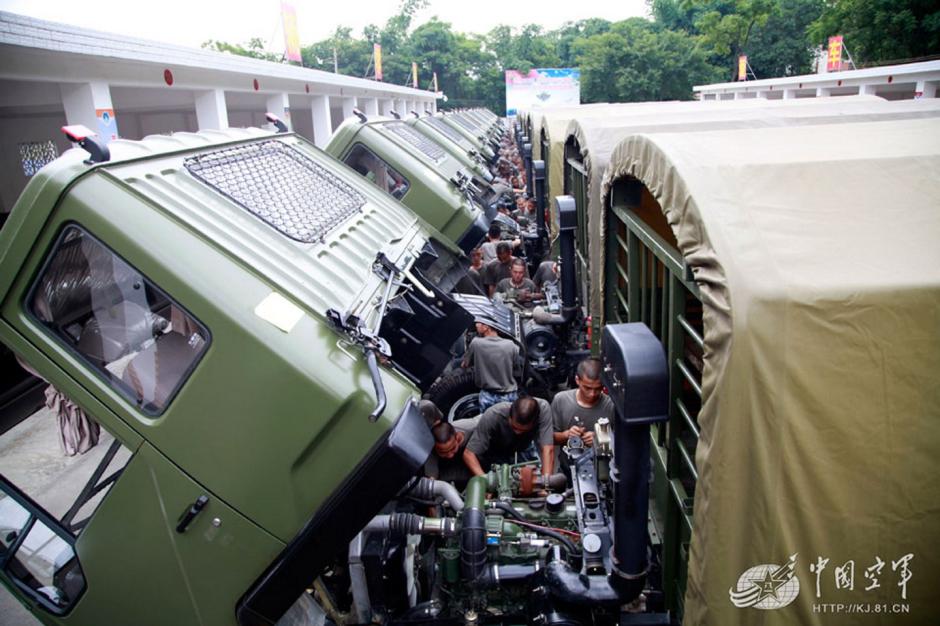 廣空司訓(xùn)大隊(duì)上演特技駕駛 軍卡飛越斷橋