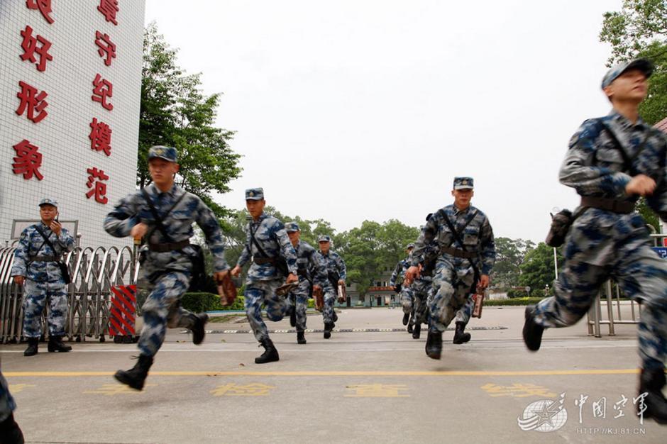 廣空司訓(xùn)大隊(duì)上演特技駕駛 軍卡飛越斷橋