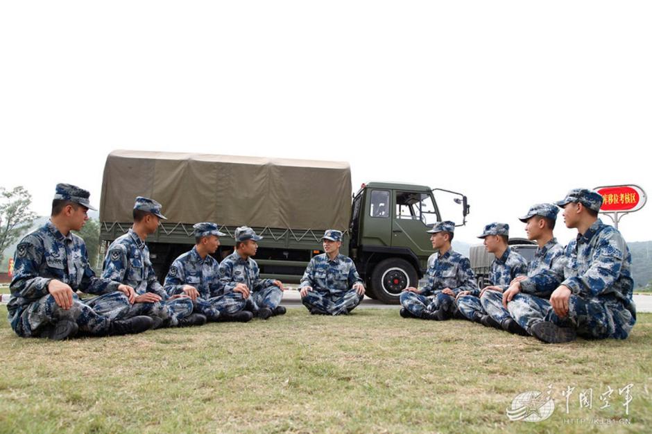 廣空司訓(xùn)大隊(duì)上演特技駕駛 軍卡飛越斷橋