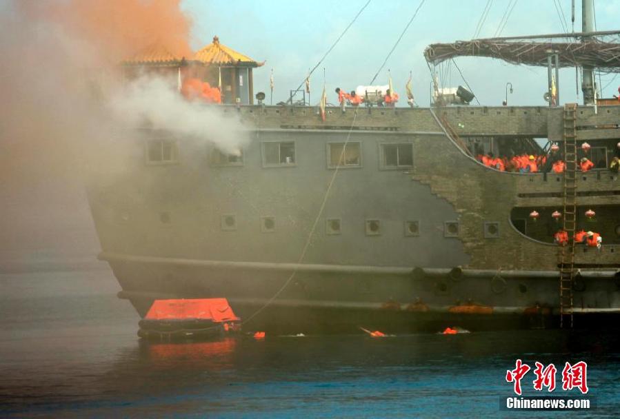 海南首次舉行大型旅遊船棄船演習