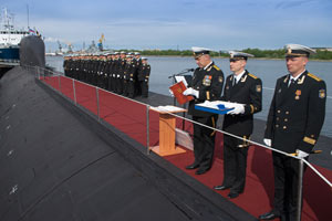 俄海军第4代核攻击潜艇885型首艇服役(组图)