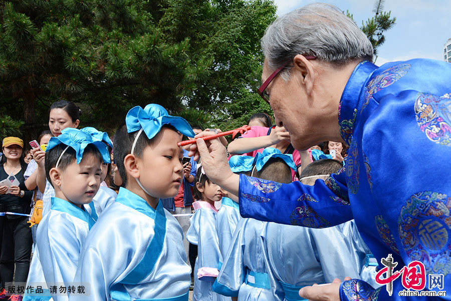 学前儿童在吉林文庙大成殿参加“朱砂开智”仪式