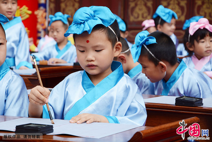 吉林省吉林市，一名学前儿童在书写“人”字