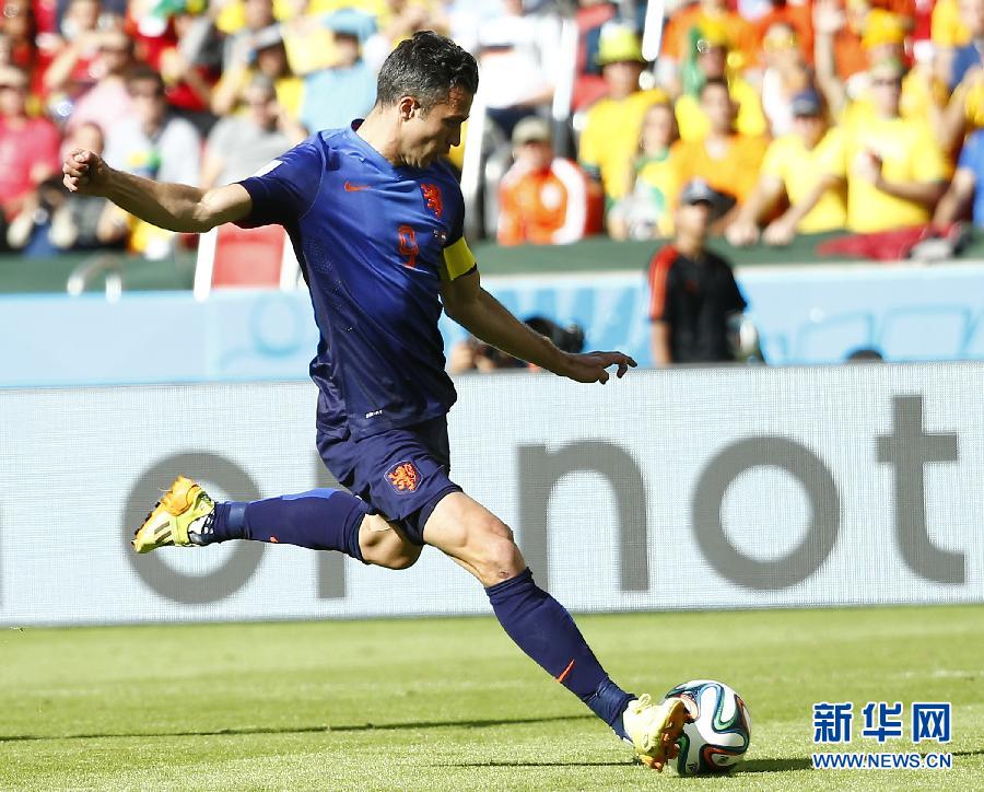 （体坛聚焦）足球——小组赛B组：范佩西起脚射门