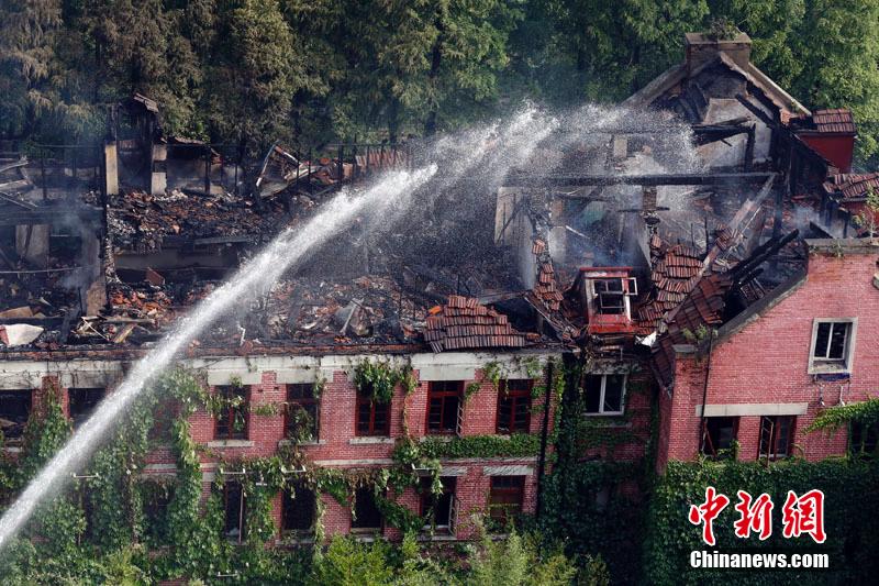 上海大学一大楼突发大火