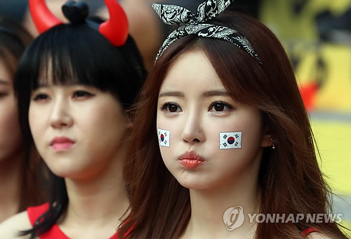 韩国<em>萌妹</em>PK<em>俄罗斯</em>大妞 香肩翘臀别样性感|<em>俄罗</em>