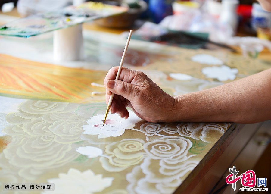 在继承传统漆器工艺中，程天德琢磨出“幻彩漆画”，使古老的民间漆艺焕发出新的光彩。