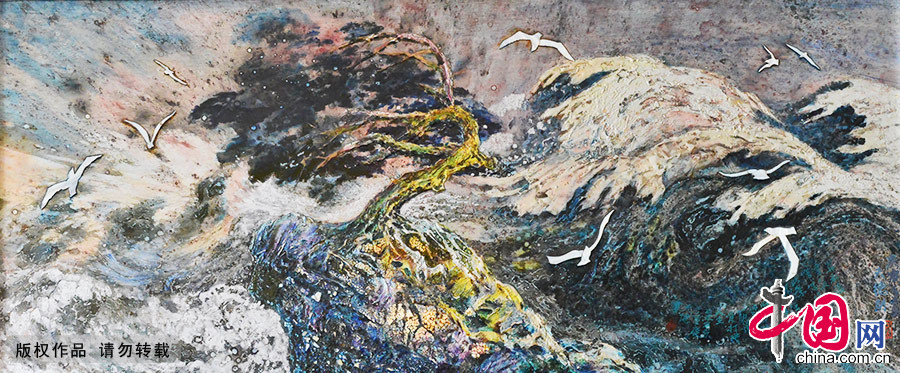 “重庆漆器髹饰技艺”传承人程天德创作的幻彩漆画作品《海燕》。