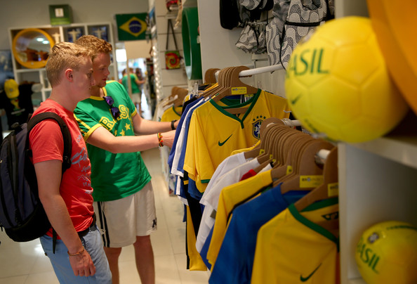 里约热内卢:世界杯专卖商品 贵贵贵!_ 2014巴西