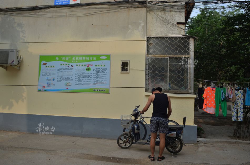2014年6月，中國濟南，鮮紅的法拉利和破舊的棚戶區形成了鮮明的對比，而這恰恰就是鄭佳君的生活。這個生活在“貧民窟”裏的年輕人，正在用自己的方式，積累財富，實現夢想。（