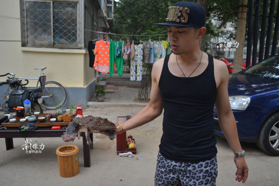 2014年6月，中國濟南，鮮紅的法拉利和破舊的棚戶區形成了鮮明的對比，而這恰恰就是鄭佳君的生活。這個生活在“貧民窟”裏的年輕人，正在用自己的方式，積累財富，實現夢想。