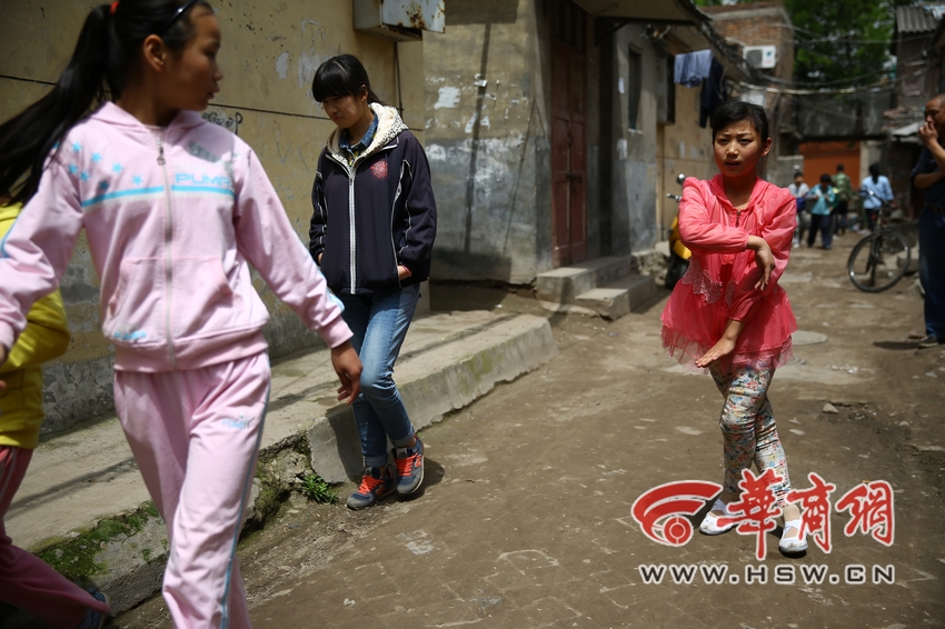 11岁女孩爱跳舞遭父母反对