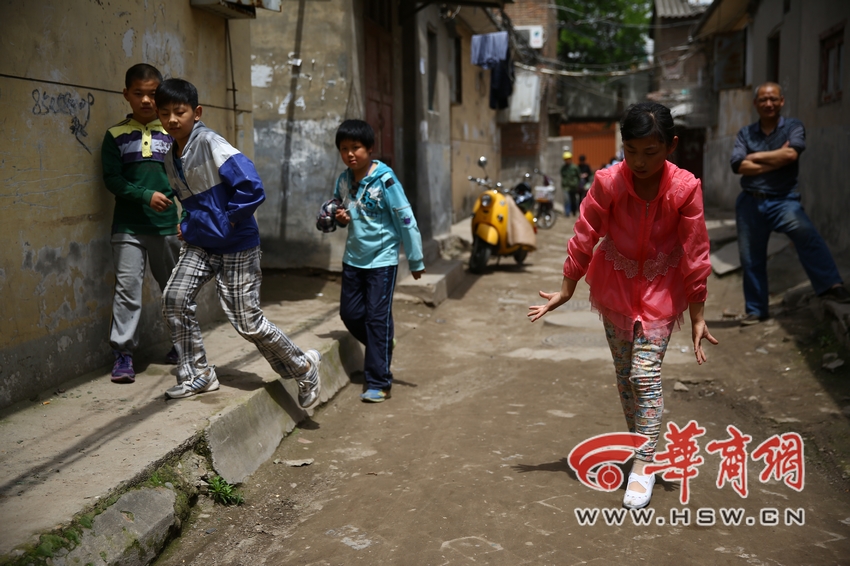 11岁女孩爱跳舞遭父母反对