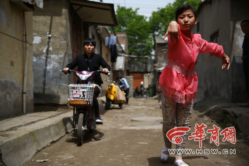 11岁女孩爱跳舞遭父母反对