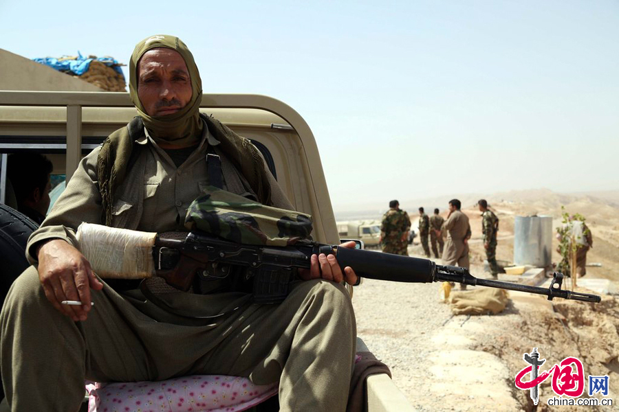 当地时间2014年6月21日，伊拉克萨拉赫丁省，库尔德士兵在当地守卫，伊拉克反政府武装20日夜间夺取伊叙边防站。 图片来源：CFP