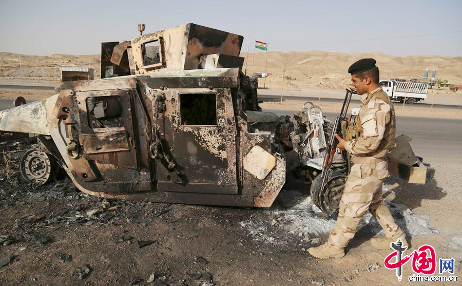 當地時間2014年6月21日，伊拉克薩拉赫丁省，庫爾德士兵在當地守衛，伊拉克反政府武裝20日夜間奪取伊敘邊防站。 圖片來源：CFP