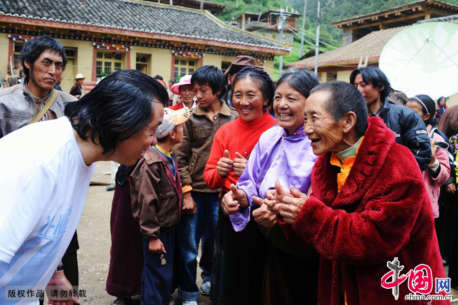 甘孜州藏族群众表达他们对林强的心意竖起大拇指