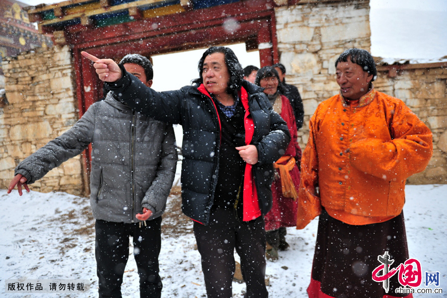 2011年，林强雪中到藏民家中慰问，