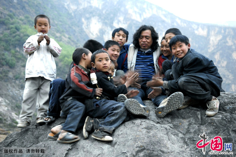 2014年四川甘孜，林强和孩子们在一起。中国网图片库 郑兵/摄