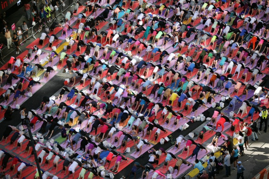 美国8000民众聚集纽约时代广场练瑜伽