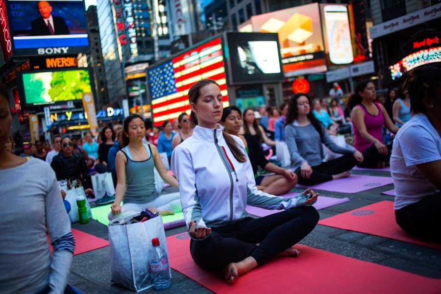 美國8000民眾聚集紐約時代廣場練瑜伽