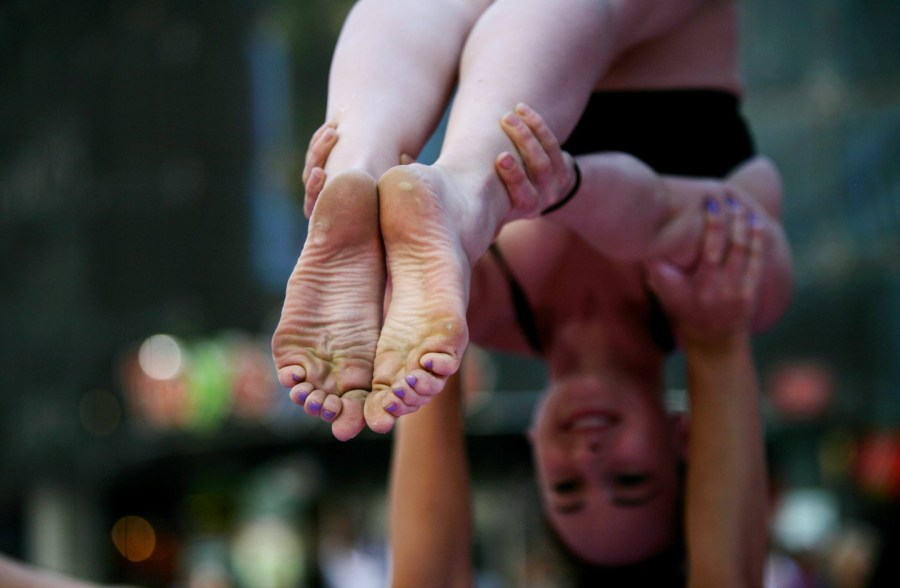 美国8000民众聚集纽约时代广场练瑜伽
