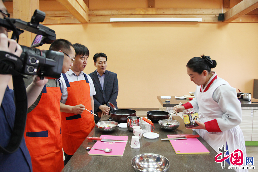 6月17日，韩国全罗南道考察团体验制作黏糕汤。 中国网记者 李佳摄影