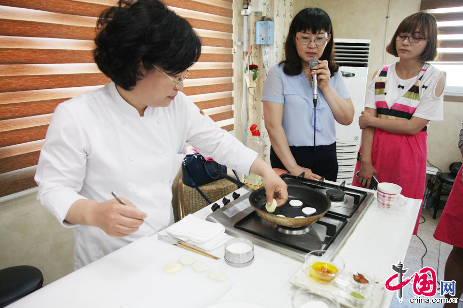 6月18日，韩食三色黏糕制作体验。 中国网记者 李佳摄影