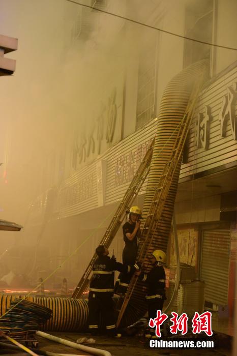 長沙一商品市場發生大火 濃煙滾滾