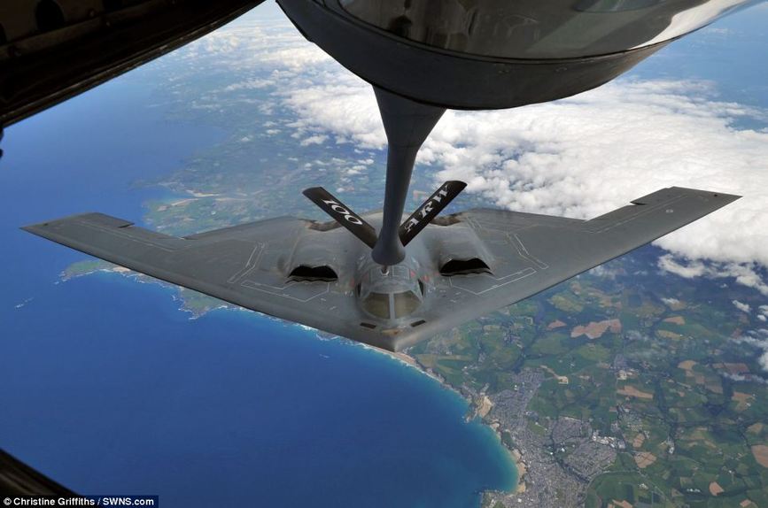 美國空軍罕見發佈B-2隱身戰略轟炸機在空中加油照片
