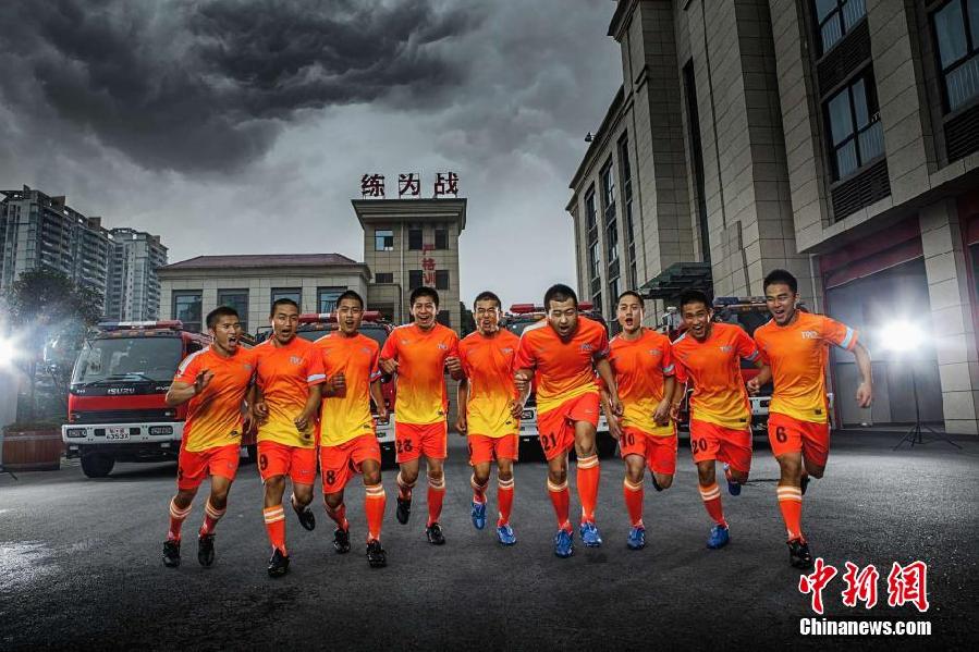 重慶消防官兵拍“世界盃狂歡照” 帥氣十足