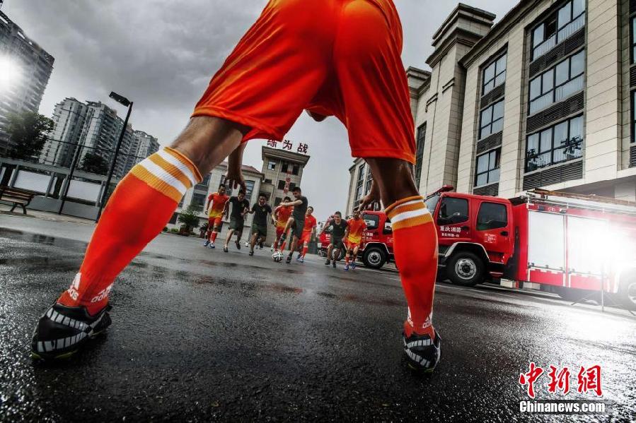 重慶消防官兵拍“世界盃狂歡照” 帥氣十足