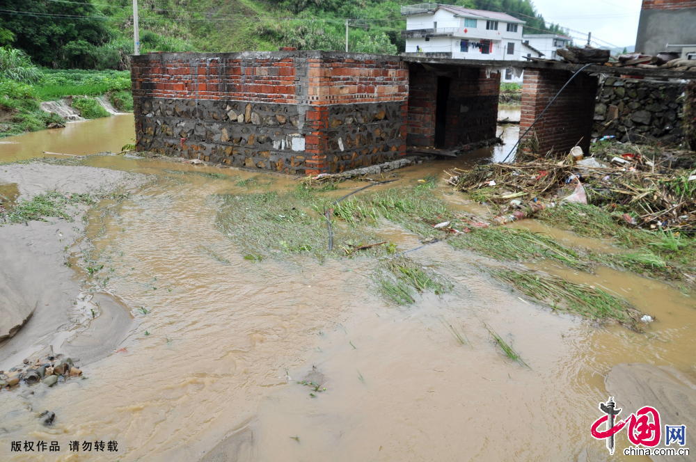 2014年6月22日，江西省遂川縣遭遇強降雨，堆子前鎮倒塌的民房。中國網圖片庫 肖遠泮