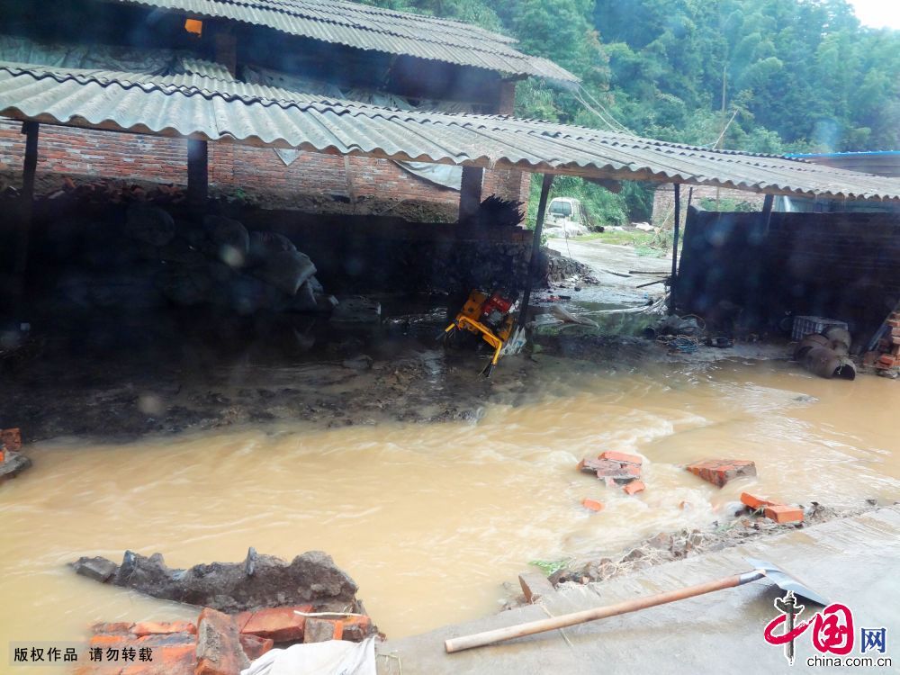 2014年6月22日，江西省遂川县泉江镇五里、下坑等村庄受强降雨影响，作物受淹、公路被毁、民房倒塌、进水。中国网图片库 李建平摄影