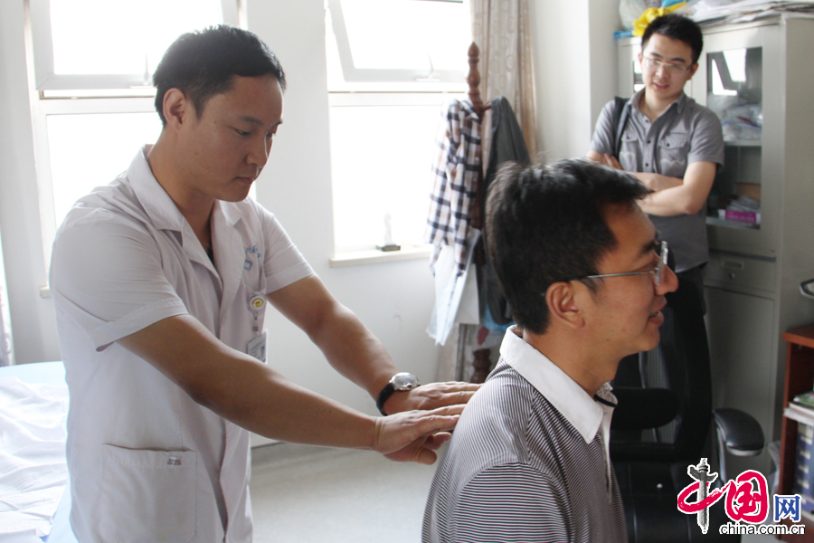 随行记者体验特色推拿疗法。 中国网记者 刘璟摄影