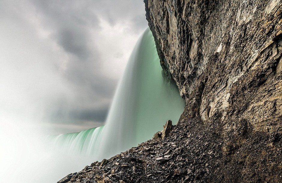 位于加拿大安大略省的尼亚加拉大瀑布，翡翠流光。摄影师原本已经浸湿的相机却意外拍下令人心动的一瞬。