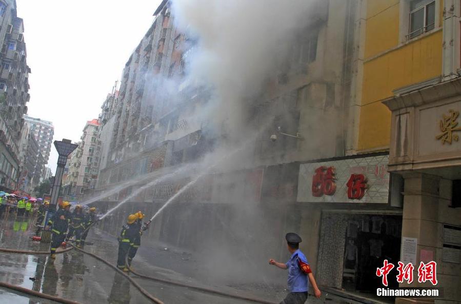 江西九江步行街一煤氣罐爆炸起火 現場濃煙滾滾